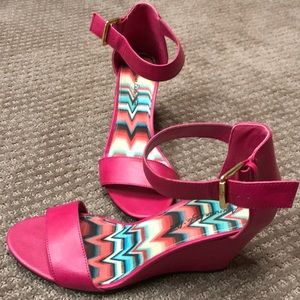 Pink American Eagle wedge sandals size 9